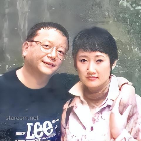 和王刚离婚22年后，62岁的成方圆现状令人感慨，王刚公开致歉：我对不起她